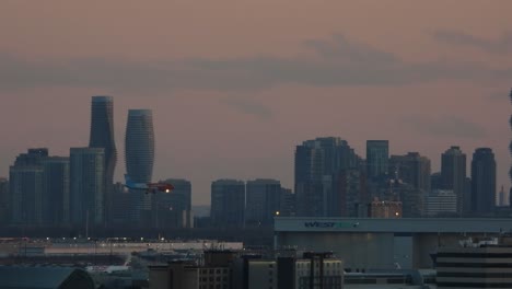 Skyline-Von-Toronto-Bei-Sonnenuntergang-Und-Das-Flugzeug-Landet-Auf-Der-Landebahn