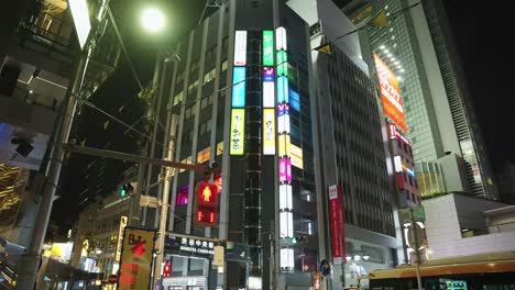 Belebte-Stadtbauten-Im-Tokioter-Stadtteil-Shibuya-Bei-Nacht