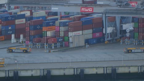 Autonome-Containerfahrzeuge-Fahren-über-Den-Kai-Des-Rotterdam-World-Gateway-Terminals