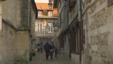 Gente-Caminando-Por-Las-Calles-Adoquinadas-Del-Casco-Antiguo-De-Honfleur,-Francia