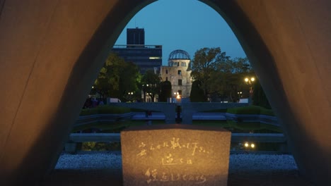 Cenotafio-De-Hiroshima-Con-Llama-Ardiente-Para-Víctima-Del-Ataque-Atómico-En-Japón