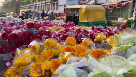 Wunderschöner-Blumenstand-An-Den-Belebten-Straßen-Von-Bangalore,-Der-Der-Geschäftigen-Stadt-Charme-Verleiht