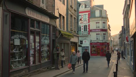 Locals-And-Tourists-On-The-Historic-Streets-In-The-Old-Town-Of-Honfleur,-France