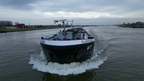 Close-up-panning-shot-of-the-bunker-barge-VT-Vlaardingen-sailing-on-full-speed-over-the-river
