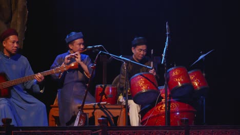Músicos-Tocando-Instrumentos-Tradicionales-En-El-Escenario-Del-Teatro-De-Marionetas-De-Agua-Thang-Long-En-Hanoi,-Vietnam
