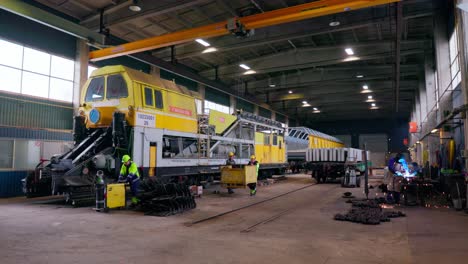 Arbeiter-In-Einer-Eisenbahnfabrik-Arbeiten,-Totale