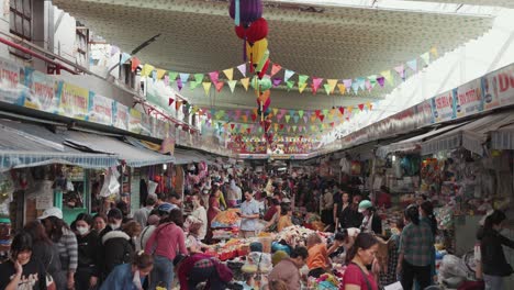 Lokale-Händler-Und-Traditionelle-Stände-Verkaufen-Frische-Lebensmittel,-Obst,-Gemüse-Und-Kleidung-Auf-Dem-Geschäftigen-Und-Farbenfrohen-Con-Market-In-Danang,-Vietnam