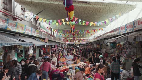 Local-vendors-and-traditional-stalls-sell-fresh-food,-fruits,-vegetables,-and-clothes-at-busy-and-colorful-Con-Market-in-Danang,-Vietnam