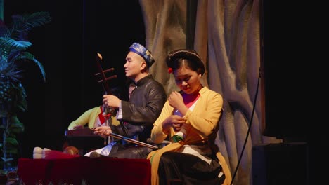 Músicos-Vietnamitas-Interpretando-Y-Tocando-Instrumentos-En-El-Escenario-Del-Teatro-De-Marionetas-De-Agua-Thang-Long-En-Hanoi,-Vietnam