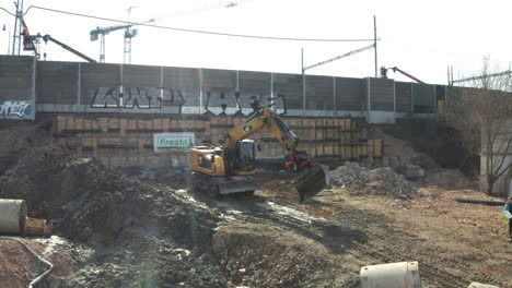 Máquina-Excavadora-Hidráulica-Trabajando-En-Un-Montón-De-Escoria-En-El-Sitio-De-Excavación-De-Dragado