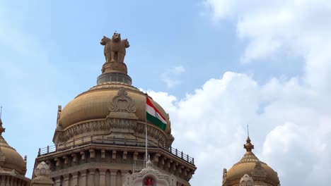 Eine-Aufnahme-Der-Kuppel-Der-Gesetzgebenden-Versammlung-Mit-Dem-Indischen-Emblem-In-Bangalore