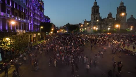 Menschen-Randalieren-Mit-Rauchbomben-Und-Leuchtraketen-Auf-Der-Straße-Von-Mexiko-Stadt---Luftaufnahme