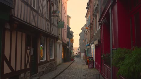 Leere-Straße-In-Der-Altstadt-Von-Honfleur-Bei-Sonnenuntergang-In-Frankreich