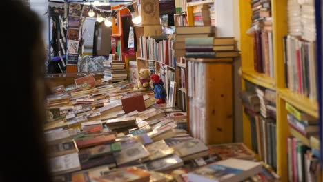 Stapel-Alter-Klassischer-Bücher-Zum-Verkauf-In-Einem-Bücherstand-Auf-Dem-Portobello-Road-Market-In-London