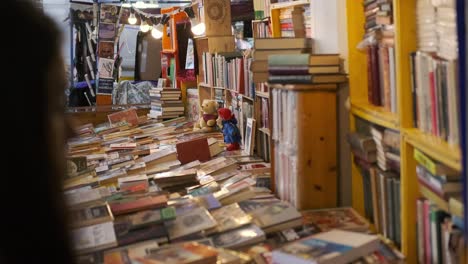 Montones-De-Viejos-Libros-Clásicos-A-La-Venta-En-Un-Puesto-De-Libros-En-El-Mercado-De-Portobello-Road-En-Londres