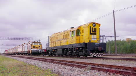 drives-operate-railway-railroad-construction-train,-wide-shot,-camera-pan