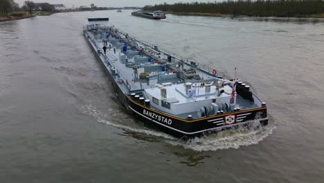 Vista-Aérea-Del-Barco-De-Transporte-De-Líquidos-Banzystad-Navegando-Por-El-Canal-Interior