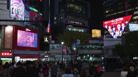 Tokyo's-Shibuya-Scramble-Crossing-at-Night,-Busy-Urban-Japan