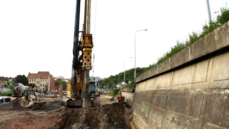 Perforadora-Hidráulica-De-Alta-Resistencia-Que-Trabaja-En-La-Excavación-De-La-Ciudad-Junto-A-La-Pared