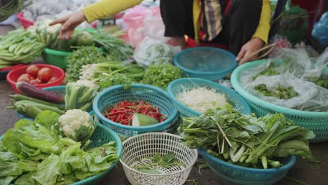 Lokale-Händler-Und-Traditionelle-Stände-Mit-Frischem-Obst-Und-Gemüse-Auf-Dem-Geschäftigen-Und-Farbenfrohen-Con-Markt-In-Danang,-Vietnam