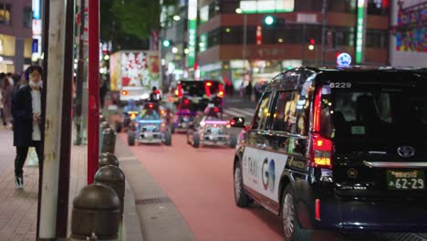 Experiencia-De-Karts-En-Tokio,-Los-Turistas-Conducen-Por-La-Carretera-En-Una-Calle-Muy-Transitada