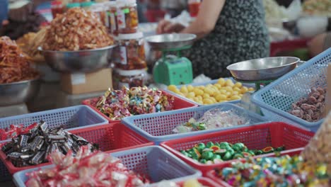 Lokale-Händler-Und-Traditionelle-Stände-Verkaufen-Lebensmittel,-Obst,-Gemüse,-Süßigkeiten-Und-Kleidung-Auf-Dem-Geschäftigen-Und-Farbenfrohen-Con-Market-In-Danang,-Vietnam