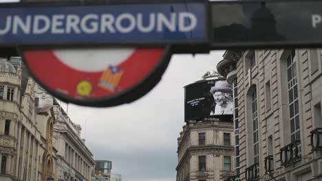 London-Underground-Logo-With-LED-Screen-Commemorating-Queen-Elizabeth-II-At-Piccadilly-Circus-In-London,-England,-UK