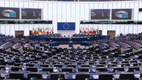 Toma-Panorámica-Cinematográfica-De-La-Cámara-Plenaria-Del-Parlamento-Europeo-En-Estrasburgo,-Francia.