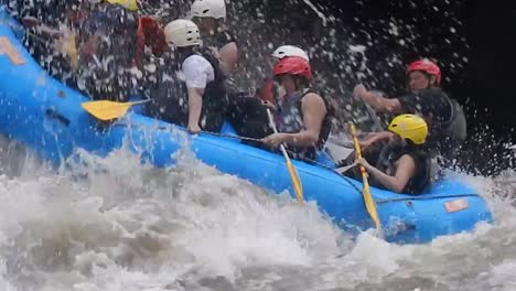 Eine-Gruppe-Touristen-Ist-Beim-Rafting-Unterwegs-Und-Stößt-Auf-Einen-Starken-Fluss-Mit-Großen-Wellen