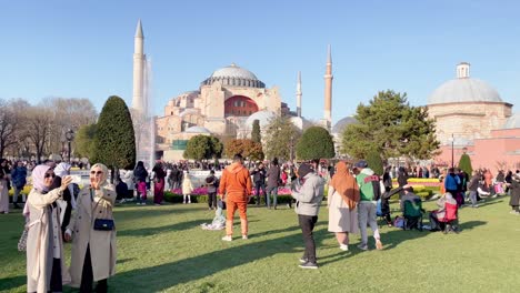 Menschen-Mit-Hijab-Fotografieren-Vor-Der-Hagia-Sophia-In-Istanbul