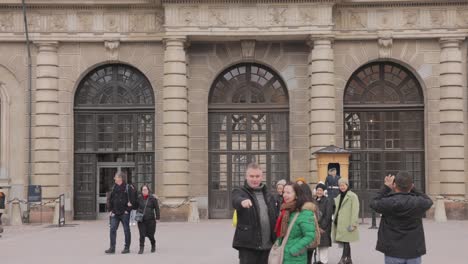 Crowd-Of-People-Outside-The-Royal-Palace-In-Stockholm,-Sweden