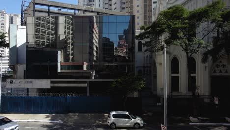 Luftaufnahme-Zu-Spiegelnden-Fenstern-Auf-Den-Straßen-Von-São-Paulo,-Im-Sonnigen-Brasilien