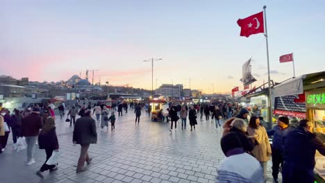 Puerto-Del-Cuerno-De-Oro-De-Estambul-Durante-El-Ramadán-Después-Del-Atardecer-En-Turquía