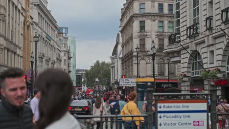 People-At-Piccadilly-Circus-With-A-LED-Screen-Commemorating-Her-Majesty-Queen-Elizabeth-II-In-London,-England,-UK