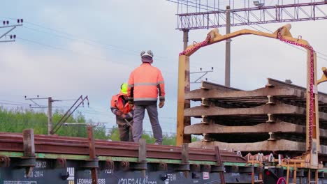 Trabajadores-De-La-Construcción-Del-Ferrocarril-Trabajando-En-Un-Vagón-De-Tren.