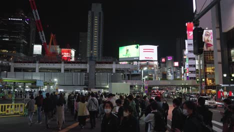 Calles-Concurridas-De-Tokio-Por-La-Noche,-Japoneses-Cruzando-La-Calle.