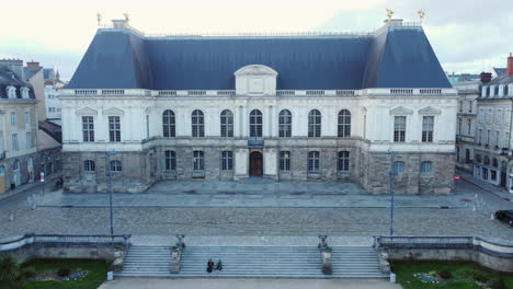 Fachada-Del-Parlamento-De-Bretaña-En-Rennes,-Establecimiento-Aéreo.