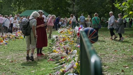 Menschenmenge-Und-Blumen,-Die-Im-Green-Park-In-London-Auf-Den-Boden-Gelegt-Wurden,-Zum-Gedenken-An-Ihre-Majestät-Königin-Elisabeth-II