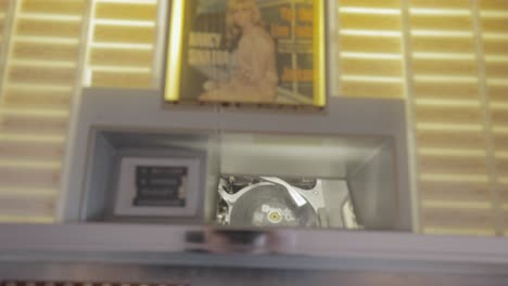 Jukebox-Maschine-Spielt-Vintage-Vinyl-Im-Motala-Motor-Museum-In-Schweden