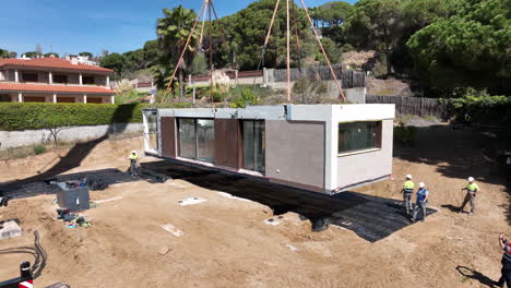 Sitio-De-Construcción-De-Casa-Modular-Con-Módulo-Elevado,-Vista-Aérea-De-Plataforma-Rodante-Hacia-Adelante