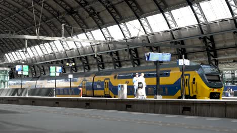 Pasajeros-Esperando-La-Salida-Del-Tren-En-La-Plataforma.Amsterdam,-Países-Bajos