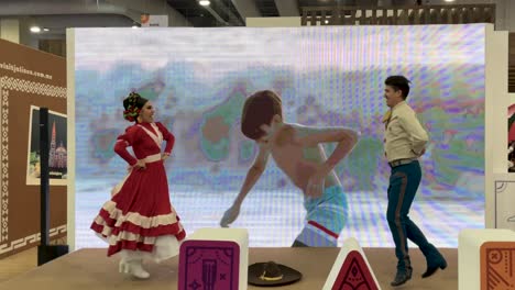 Zeitlupenaufnahme-Eines-Paares,-Das-Traditionelle-Musik-In-Mexiko-Stadt-Tanzt