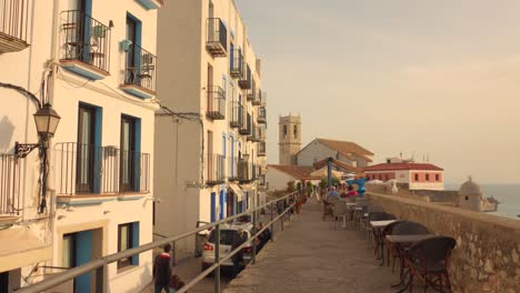 Sillas-Y-Mesas-Para-Cenar-Al-Aire-Libre-Con-Vistas-Al-Mar-Mediterráneo-En-La-Antigua-Ciudad-De-Peñíscola,-España