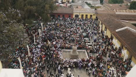 Gente-En-La-Ciudad-Durante-La-Festividad-Del-Domingo-De-Pascua-De-Semana-Santa-En-Antigua,-Guatemala.