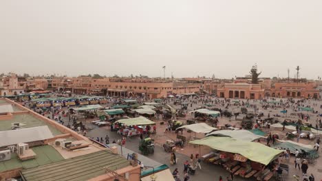 Blick-Aus-Der-Vogelperspektive-Auf-Den-Farbenfrohen-Und-Geschäftigen-Markt-Djemaa-El-Fna,-Marrakesch,-Marokko