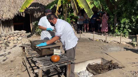 Toma-En-Cámara-Lenta-De-Chefs-Limpiando-La-Sartén-De-Cochinita-Pibil-En-Mérida-Yucatán-México