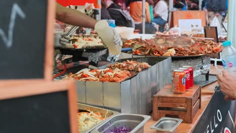 Vendor-Cooking-Street-Foods-At-Portobello-Road-Market-In-Notting-Hill,-London,-UK