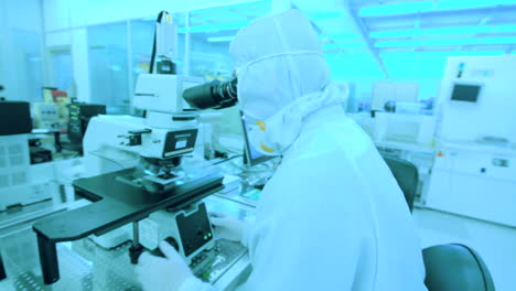 Investigador-Biólogo-En-Microscopio-En-Laboratorio-De-Alta-Seguridad-Con-Luces-Azules