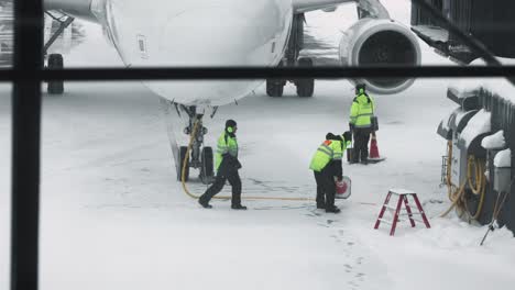 Betankung-Und-Vorbereitung-Von-Flugzeugen-Für-Den-Start-Während-Eines-Winterlichen-Schneesturms