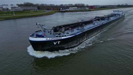 Barcaza-De-Combustible-Holandesa-Vt-Vlaardingen-Navegando-Sobre-El-Dordse-Kil-Hacia-El-Puerto-De-Rotterdam-En-Un-Día-Nublado